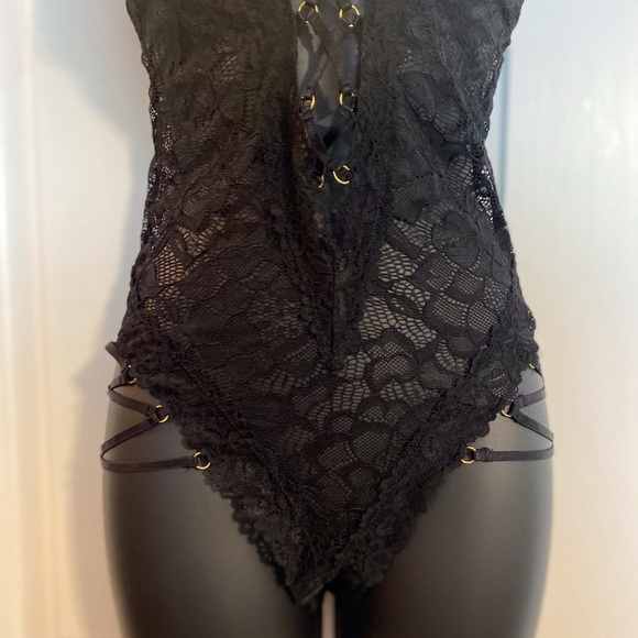 “FREDERICK’S OF HOLLYWOOD” Strappy Lace Teddy - Picture 10 of 16